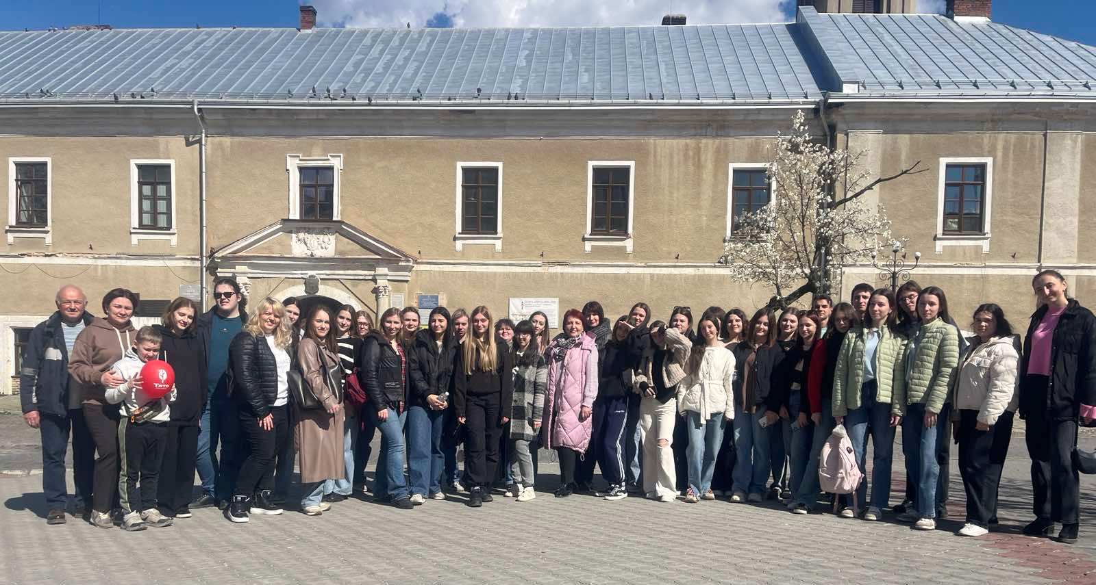 Викладачі та студенти ФІЖу, заступник директора краєзнавчого музею Микола Проців біля Бережанської ратуші.jpg